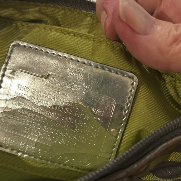 Coach satine green mini bag or wristlet 9” x 5” zipper closure in her pocket - Picture 9 of 10